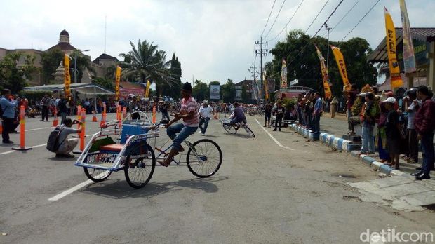 Yihaa, Becak Pun Bisa Adu Ketangkasan