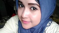 Rahandini muncul sebagai istri baru Daus Mini, namun tak sampai satu bulan ia sudah meminta cerai. Bahkan Daus sempat menyebut Rahandhini terobsesi jadi artis. (Dok. Instagram/rahandini_destia)