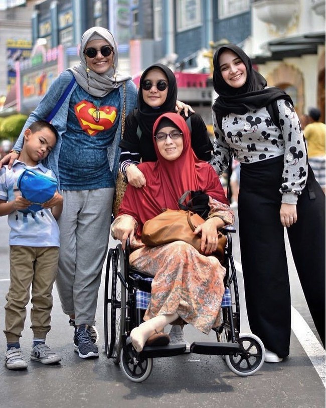 Saat berjalan-jalan bersama keluarganya, Zeezee Shahab memilih T-shirt dengan cardigan berbahan kaos. Hijab yang dikenakannya pun sangat simple berupa hijab segi empat polos. Foto: instagram/zeezeeshahab