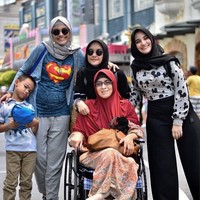 Saat berjalan-jalan bersama keluarganya, Zeezee Shahab memilih T-shirt dengan cardigan berbahan kaos. Hijab yang dikenakannya pun sangat simple berupa hijab segi empat polos. Foto: instagram/zeezeeshahab