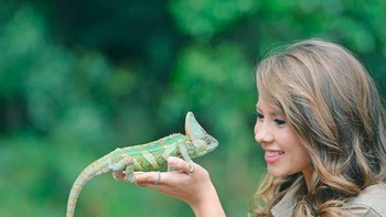 “Seumur hidup aku menghabiskan waktu di kebun binatang. Tak banyak anak sepertiku,” kata Bindi. Foto: Instagram