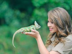Potret Si Cantik Putri Steve Irwin Gaul dengan Hewan Liar