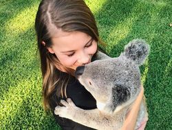 Potret Si Cantik Putri Steve Irwin Gaul dengan Hewan Liar