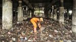 Pasukan Oranye Bersihkan Lautan Sampah di Kolong Tol Priok