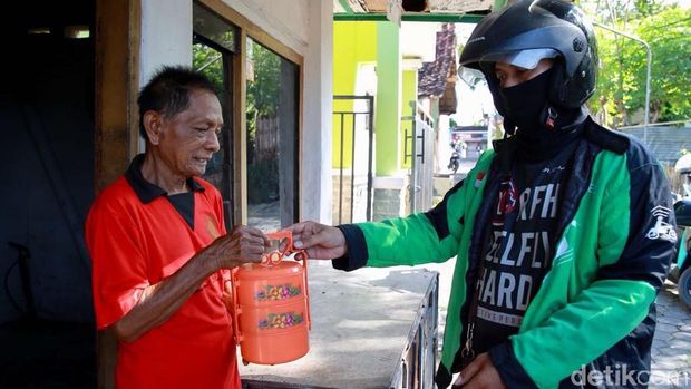 Hendy kemudian mengantarkan rantang makanan itu ke lansia yang membutuhkan