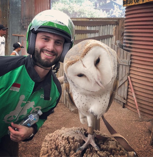 Melalui akun Instagram, ojek bule mengungkapkan bahwa dirinya tidak bekerja untuk GO-JEK. Dia juga tidak mencari uang di Indonesia. Yang dilakukannya dengan berpose memakai jaket ojek online semata-mata hanyalah untuk membuat orang tersenyum. Foto: Dok. Instagram OjekBule