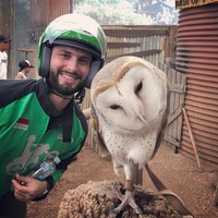 Melalui akun Instagram, ojek bule mengungkapkan bahwa dirinya tidak bekerja untuk GO-JEK. Dia juga tidak mencari uang di Indonesia. Yang dilakukannya dengan berpose memakai jaket ojek online semata-mata hanyalah untuk membuat orang tersenyum. Foto: Dok. Instagram OjekBule