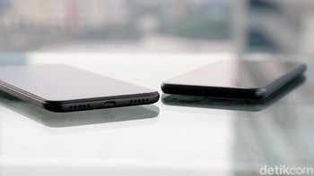 Tampak bagian bawahnya, sama-sama ada speaker serta colokan micro USB untuk isi daya atau memindah data. oto: Muhammad Ridho