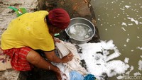 Warga mengaku sudah terbiasa mencuci di sungai tersebut.