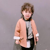 Ini merupakan pertamakalinya Zhang terjatuh di runway selama dua tahun kariernya menjadi model cilik. Hebatnya lagi, ia mengatakan tidak takut atau gugup sama sekalis setelah terjatuh. Duh Zhang, gemas banget! Foto: Dok. Shanghaiist