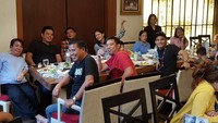 Keluarga besar Duma Riris dan Judika ternyata ramai banget ya kalau lagi makan.  Foto: Instagram @duma_riris