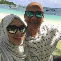 Artis senior Mark Sungkar yang juga dikenal sebagai ayah dari Shireen dan Zaskia Sungkar menikah lagi dengan seorang wanita yang lebih muda 45 tahun darinya setelah bercerai dari Fanny Bauty. Santi Asokamala, demikian nama istri baru Mark yang saat dinikahi baru berusia 21 tahun. Foto: Instagram/marksungkar