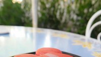 Pecinta macaron dan buah raspberry patut mencicip macaron bentuk menggemaskan ini. Dessert unik berbentuk kepala Mickey ini hanya ada di Jolly Holiday Bakery & Cafe di Disneyland. Foto: Istimewa