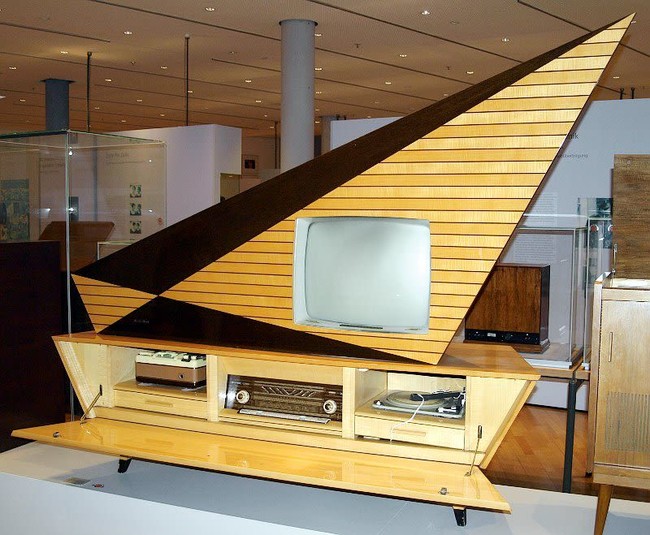 TV super besar ini beratnya mencapai 130 kg. Sebenarnya ini merupakan TV sekaligus set home entertainment yang terdiri dari layar 23 inchi hitam-putih, delapan speaker, phonograph dan radio receiver. TV ini buatan Jerman bernama Kuba Komet yang diproduksi pada 1957-1962. Foto: Dok. Gizmodo