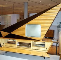 TV super besar ini beratnya mencapai 130 kg. Sebenarnya ini merupakan TV sekaligus set home entertainment yang terdiri dari layar 23 inchi hitam-putih, delapan speaker, phonograph dan radio receiver. TV ini buatan Jerman bernama Kuba Komet yang diproduksi pada 1957-1962. Foto: Dok. Gizmodo