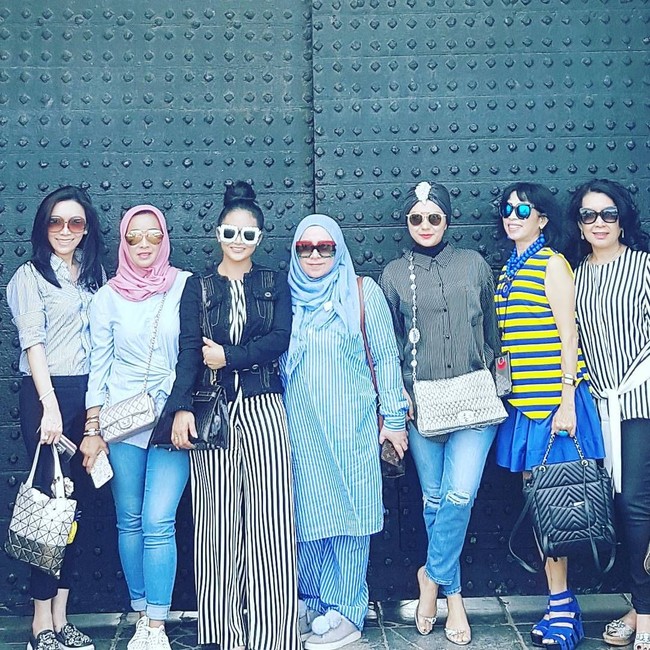 Para anggota geng arisan Kepompong seperti nggak pernah kehabisan tema dalam urusan dress code. Seperti di foto ini, mereka tampil kompak memakai busana bertema stripes atau garis-garis. Foto: Dok. Instagram KD, Instagram Viona Rosalina