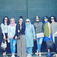 Para anggota geng arisan Kepompong seperti nggak pernah kehabisan tema dalam urusan dress code. Seperti di foto ini, mereka tampil kompak memakai busana bertema stripes atau garis-garis. Foto: Dok. Instagram KD, Instagram Viona Rosalina