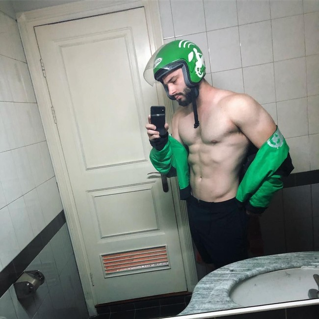 Sosok pria yang dikenal sebagai ojek bule ini diketahui bernama Anton Lucanus. Sosok Anton benar-benar memikat pengguna media sosial wanita. Apalagi ketika dia berpose memamerkan perutnya yang six pack ini. Para wanita ramai berkomentar rela diantar kemanapun asalkan bersama ojek bule. Foto: Dok. Instagram OjekBule