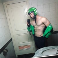 Sosok pria yang dikenal sebagai ojek bule ini diketahui bernama Anton Lucanus. Sosok Anton benar-benar memikat pengguna media sosial wanita. Apalagi ketika dia berpose memamerkan perutnya yang six pack ini. Para wanita ramai berkomentar rela diantar kemanapun asalkan bersama ojek bule. Foto: Dok. Instagram OjekBule