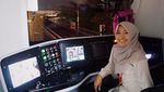 Foto: Senyum Manis Masinis Perempuan Pertama MRT