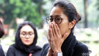 Prisia Nasution tampak sangat berduka. Pool/Palevi S/detikFoto.