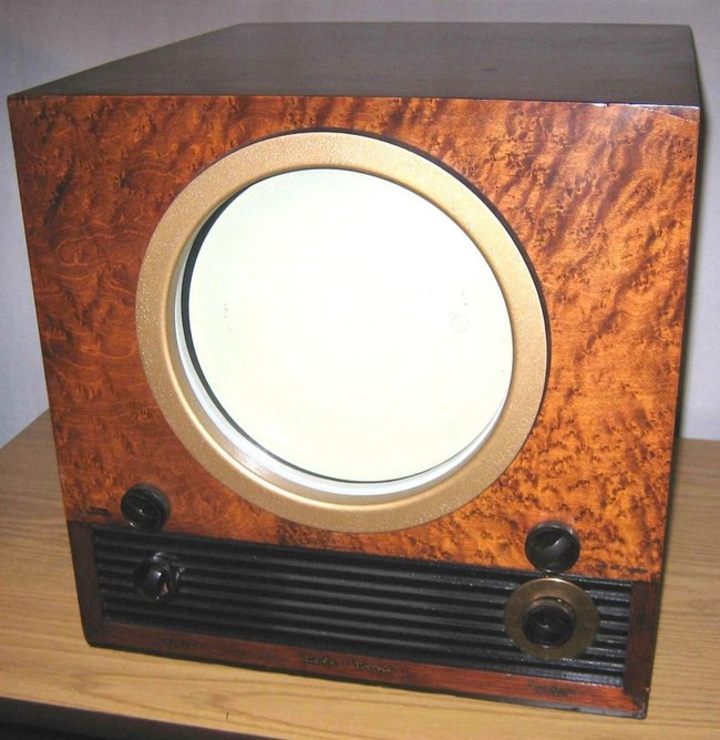 Kamu pasti nggak pernah nonton dari televisi yang layarnya berbentuk bulat. Ini adalah Tele-Tone TV-209 yang diproduksi 1949. Foto: Dok. Gizmodo