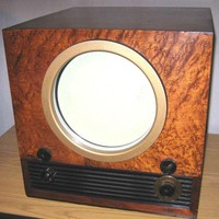 Kamu pasti nggak pernah nonton dari televisi yang layarnya berbentuk bulat. Ini adalah Tele-Tone TV-209 yang diproduksi 1949. Foto: Dok. Gizmodo