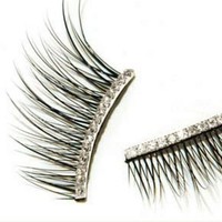 Bulu mata mewah ini dihargai USD 1.350 atau Rp 18,5 juta. Bagian pangkal bulu matanya dihiasi emas 18 karat dan berlian. Wow! Foto: Dok. E Beauty Labs