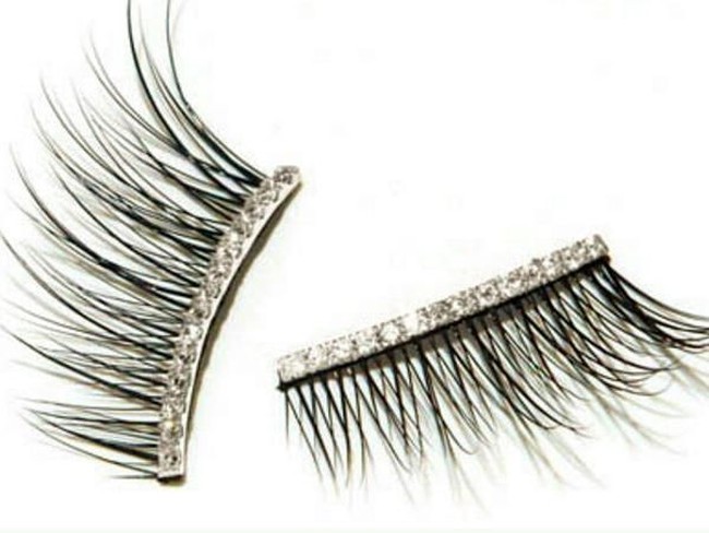 Bulu mata mewah ini dihargai USD 1.350 atau Rp 18,5 juta. Bagian pangkal bulu matanya dihiasi emas 18 karat dan berlian. Wow! Foto: Dok. E Beauty Labs