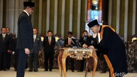 Ketua MA Hatta Ali menandatangani berita acara pelantikan Dody Budi Waluyo.