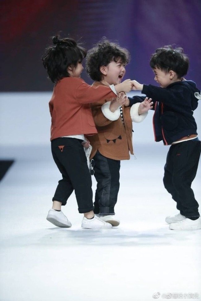 Ketika ketiganya bertubrukan, Zhang dan salah satu model lainnya terjatuh. Alih-alih malu atau menangis, bak model profesional, Zhang langsung berdiri dan menebar senyumnya yang menggemaskan. Foto: Dok. Shanghaiist