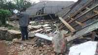 Gempa itu terjadi pukul 13.28 WIB, di darat pada kedalaman 4 kilometer dan jarak 52 kilometer utara Kebumen.  (Foto: Uje Hartono/detikcom)