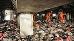 Pasukan Oranye Bersihkan Lautan Sampah di Kolong Tol Priok