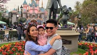 Ini merupakan pertama kalinya baby Brie ke Disneyland (septriasaacha/Instagram)