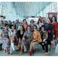 Bukan hanya arisan, geng Kepompong juga kerap liburan bersama demi menjaga kekompakan. Liburan bersama, para anggota arisan Kepompong pun tetap memiliki dress code. Kali ini adalah bunga-bunga. Lihat gaya Mayangsari dan Iis Dahlia yang tampil casual dengan busana serba bunga, cantik dan fresh ya. Foto: Dok. Instagram KD, Instagram Viona Rosalina