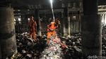 Pasukan Oranye Bersihkan Lautan Sampah di Kolong Tol Priok