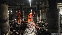 Sampah yang memenuhi kolong Jalan Tol Tanjung Priok sepanjang kurang-lebih 600 meter dengan ketinggian sekitar 2 meter sudah menyatu dengan tanah.