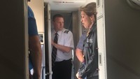 Satu penumpang tewas usai tersedot keluar pesawat dan tujuan orang lainnya luka-luka. Namun sosok Shults dipuji pahlawan karena menyelamatkan 148 orang lainnya yang ada di dalam pesawat jenis Boeing 737-700 itu. Dalam foto yang diambil salah satu penumpang ini, terlihat pilot Shults berdiri di dekat kokpit usai berhasil mendaratkan pesawat secara darurat. Foto: Twitter/@EMMS_MrJohnson