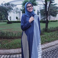 Zeezee Shahab juga sering memakai dress berpotongan loose yang nyaman dipakai ibu hamil. Ia memilih desain dress yang kasual sesuai dengan karakter fashion-nya. Foto: instagram/zeezeeshahab