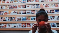Tidak hanya di luar negeri saja, bahkan di Indonesia pun, Agnes memilih secangkir kopi untuk menemaninya ketika pulang ke rumah. Foto: Instagram @agnezmo
