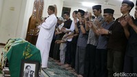 Sebelumnya jenazah disalatkan di masjid dekat rumahnya di kasana Rempoa, Jakarta Selatan pada pukul 12.00 WIB. Pool/Palevi S/detikFoto.