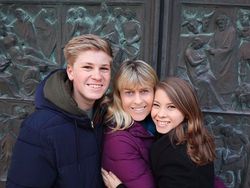 Potret Si Cantik Putri Steve Irwin Gaul dengan Hewan Liar