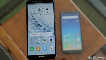 Di bagian depan, Honor 9 Lite lebih unggul dengan menyematkan kamera ganda 13MP + 2MP, sama seperti kamera belakang. Sedangkan Redmi 5 Plus mengandalkan kamera tunggal 5 megapixel. Foto: Muhammad Ridho