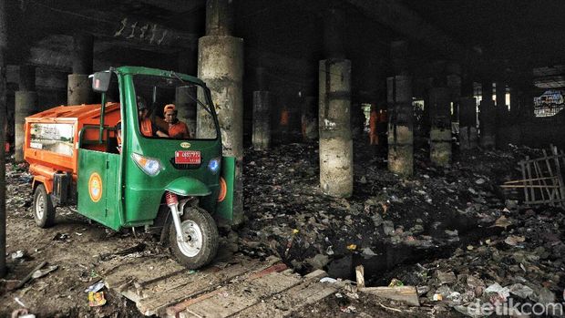 Sampah diangkut pakai gerobak motor