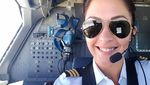 Siapa yang Mau Terbang Sama Pilot Cantik Berotot Kencang?