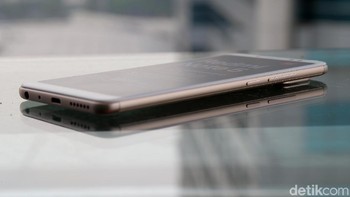 Redmi Note 5 memiliki slot SIM card hybrid yang dapat dimanfaatkan untuk satu slot SIM card utama dan satu slot lagi untuk SIM card atau SD card. Foto: Muhammad Ridho