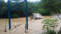 Sementara itu, akibat kejadian banjir bandang tersebut, salah satu jembatan gantung yang berada di Desa Durian Lencah juga ikut rusak akibat terendam banjir. Hanya saja hingga saat ini data resmi dari BPBD Jambi masih belum dapat diketahui lebih lengkap karena tim masih berada dilokasi kejadian untuk mendata apakah ada korban jiwa atau ada kerusakan rumah yang terjadi.