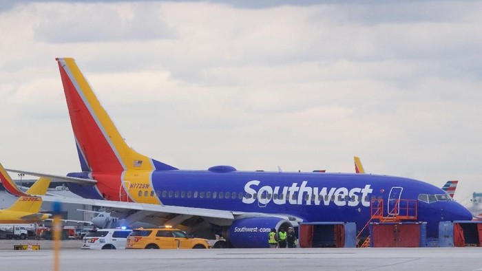 U.S. NTSB investigators are on scene examining damage to the engine of the Southwest Airlines plane in this image released from Philadelphia, Pennsylvania, U.S., April 17, 2018. NTSB/Handout via REUTERS ATTENTION EDITORS - THIS IMAGE HAS BEEN SUPPLIED BY A THIRD PARTY. TPX IMAGES OF THE DAY