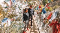 Foto: Pasangan Nikita Willy dan Indra Djokosoetono baru-baru ini liburan ke Bhutan. Bhutan sendiri dinobatkan sebagai salah satu negara paling bahagia di dunia. (Instagram/Nikita Willy)