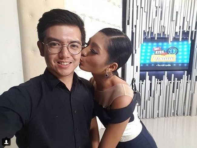 Sama seperti Gisella Anastasia dan Gading Marten yang pernikahannya jauh dari gosip, kehidupan rumah tangga Nicky Tirta dan Miss Indonesia Lingkungan Liza Elly pun begitu. Tapi pada Maret 2018 lalu, Nicky menggugat cerai sang istri. Tak ada yang menyangka bahwa Pasangan yang selalu tampil mesra di media sosial itu akan mengakhiri rumah tangganya. Foto: Dok. Instagram/nickytirta